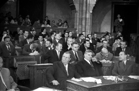 Parlament, ülésterem. Az első sorban balszélen Biszku Béla, majd Münnich Ferenc, Dobi István és Kádár János. A második sorban balról Dögei Imre, Kiss Károly.
