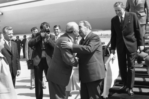 a szovjet párt- és kormányküldöttség ünnepélyes fogadása 1979. május 30-án. Kádár János, az MSZMP KB első titkára és Leonyid Iljics Brezsnyev, sz SZKP főtitkára, államfő, jobbra a lépcsőn Andrej Gromiko szovjet külügyminiszter.