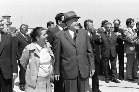 a szovjet párt- és kormányküldöttség ünnepélyes fogadása 1979. május 30-án. Kádár János, az MSZMP KB első titkára és felesége, tőlük balra Losonczi Pál az Elnöki Tanács elnöke.