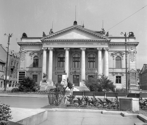 Piata Regele Ferdinand I.Szigligeti (Állami) Színház.