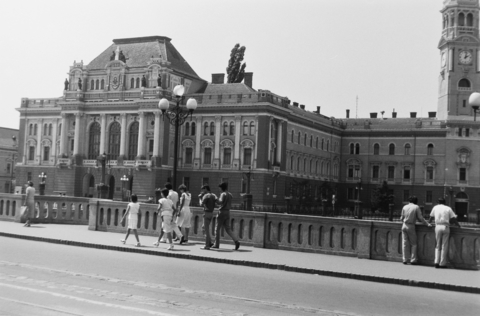 Szent László híd, szemben a Városháza épülete.