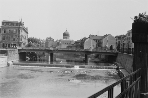 Kőrös híd, háttérben a neológ zsinagóga.