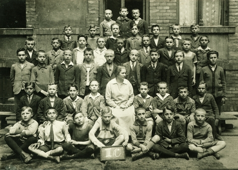 a Cukor utcai elemi iskola III. osztályos tanulóinak csoportképe, az elől ülők közül balról az első Kádár János.
