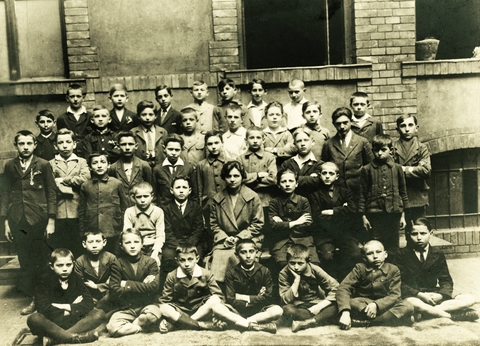 a Cukor utcai elemi iskola tanulóinak csoportképe, az elől ülők közül balról a harmadik Kádár János.