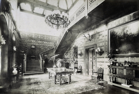 az 1896-ban épült Károlyi-kastélyegyüttes, lépcsőház (II.). A felvétel 1900 körül készült. A kép forrását kérjük így adja meg: Fortepan / Budapest Főváros Levéltára. Levéltári jelzet: HU.BFL.XV.19.d.1.11.163