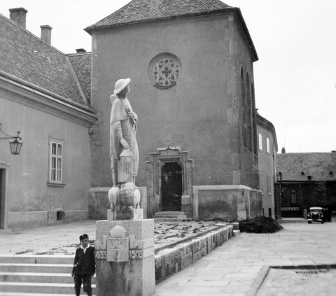 a Szent Anna kápolna az elõtérben Kálmáncsai Domonkos szobrával.