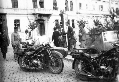 Vörösmarty tér, Rex benzinkút. Méray oldalkocsis motorkerékpárok.