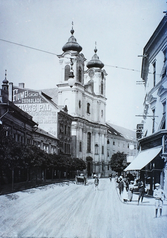 Fõ (Nádor) utca, szemben a Nepomuki Szent János templom és rendház.